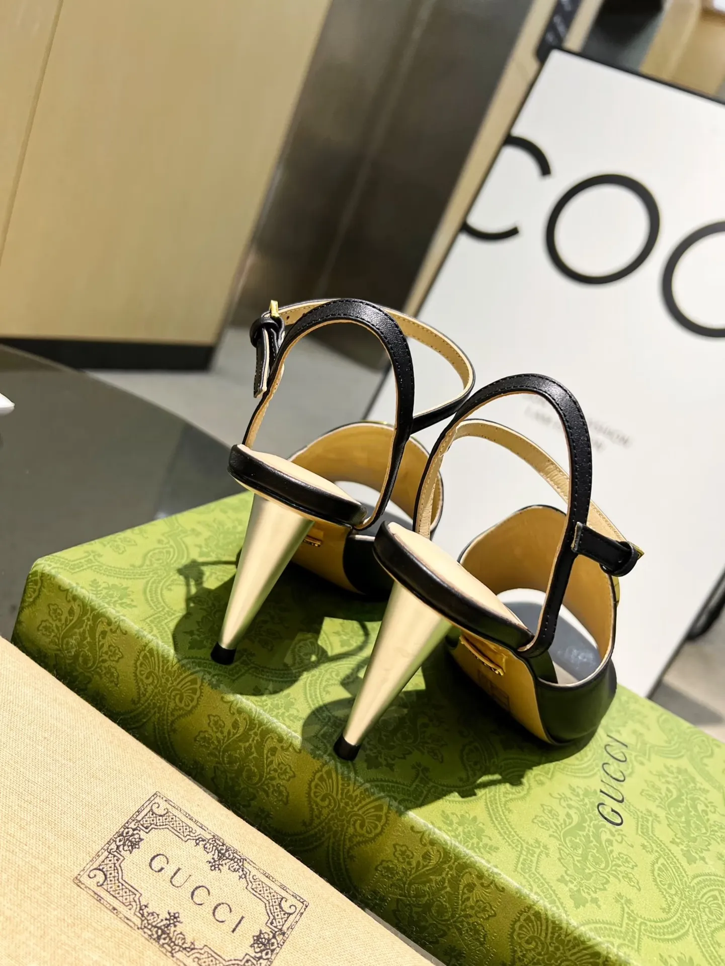 👟👟Ex-factory price 480👟👟 Gucci's new sandals, fashionable, high-end and full of personality✅ Very stable, comfortable and durable on the foot, convenient and unique for daily matching, a must-have classic for summer, the upper uses GUCCI brand metal arc buckle' electroplated silver heels✅ Fabric: cowhide/sheep lining/foot pads: sheepskin leather outsole 👠 Heel height: 8cm Color: black cowhide Size: 35-40 (34, 41 need to be customized) Comes with cloth bag and card.